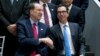 El secretario del Tesoro de Estados Unidos, Steven Mnuchin, derecha, dijo que el gobierno del presidente Donald Trump se opone a cualquier cambio por ahora en cuanto al financiamiento del FMI.