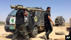 Les forces antiterroristes irakiennes réparent leurs véhicules blindés lors d'une pause durant les combats à proximité de Falloujah, en Irak, le 31 mai 2016.