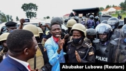 Bobi Wine (centre), lors de son arrestation en novembre 2020.