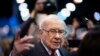 Warren Buffett, CEO de Berkshire Hathaway, habla a la prensa cuando llega a la reunión anual de accionistas de 2019 en Omaha, Nebraska, el 4 de mayo de 2019. 