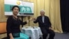 香港退休的枢机主教陈日君和主持人刘慧卿节目开始前互致敬意 （美国之音记者申华 拍摄）