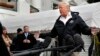 El presidente Donald Trump responde preguntas de periodistas mientras sale de la Casa Blanca, el sábado 17 de noviembre del 2018, en Washington, D.C. 