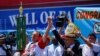 Joey Chestnut celebra después de ganar el famoso Concurso Internacional de Comer Perros Calientes de Nathan's, este 4 de julio en Coney Island, en Brooklyn, Nueva York.