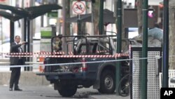 La policía dijo que el vehículo del atacante contenía varios cilindros de gas de barbacoa en la parte posterior. Un escuadrón de bombas los puso a salvo sin ninguna explosión.
