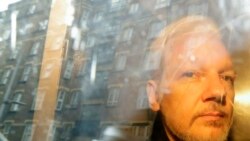 Julian Assange duke u transportuar për në gjykatë