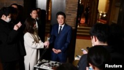 Le Premier ministre japonais Shinzo Abe parle aux journalistes, Tokyo, le 24 mars 2020. (Photo: Charly Triballeau/Pool via REUTERS)