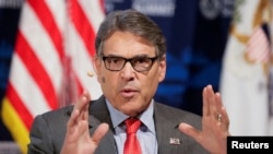  El Secretario de Energía de Estados Unidos, Rick Perry, habla a los asistentes durante la Cumbre de Seguridad Cibernética del Departamento de Seguridad Nacional en Manhattan, Nueva York. Foto de archivo.