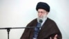 အီရန်ဘာသာရေးခေါင်းဆောင် Ayatollah Ali Khamenei က အီရန်စစ်ဘက်ခေါင်းဆောင်တွေနဲ့ Tehran မြို့မှာတွေ့ဆုံစဥ်။ (ဧပြီလ ၂၁၊ ၂၀၂၄/အေပီ)