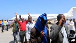 Des ressortissants somaliens déportés arrivent à l'aéroport de Mogadiscio, Somalie, 9 avril 2014.