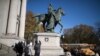 Vizitorët në Muzeun Amerikan të Historisë së Natyrës në Nju Jork duke parë statujën e Theodore Roosevelt-it