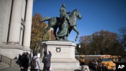 Vizitorët në Muzeun Amerikan të Historisë së Natyrës në Nju Jork duke parë statujën e Theodore Roosevelt-it
