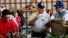 El secretario de Agricultura de EE.UU., Sonny Perdue (centro), visita una granja productora de maíz en Valatie, Nueva York, el 23 de agosto de 2018. Perdue dice que el presidente Donald Trump anunciará pronto un plan para aumentar la demanda de biocombustibles.