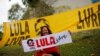 Una seguidora del expresidente de Brasil, Luiz Inácio Lula da Silva, afuera de la Corte Superior de Justicia del país, sostiene un cartel que pide la liberación de Lula, el martes 23 de abril de 2019.