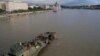 Un barco de rescate se ve en el sitio de un accidente de barco, en el que murieron varias personas, en el río Danubio en Budapest, Hungría, el 30 de mayo de 2019. REUTERS / Marko Djurica.