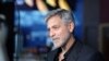 L'acteur George Clooney parle à des journalistes à son arrivée à la première de la série 'Catch22', à Londres, le 15 mai 2019. (AP - Invision / Grant Pollard)
