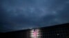 La bandera de EE.UU. es desplegada al amanecer como parte de la 18va ceremonia anual de observación del 11 de septiembre en el Pentágono. Arlington, Virginia. 11 de septiembre de 2019. REUTERS / Al Drago.