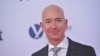 En esta foto de archivo tomada el 14 de diciembre de 2017, el CEO de Amazon, Jeff Bezos, llega al estreno de "The Post" en Washington, DC.