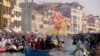 Venecianos reman durante el desfile de disfraces en el Canal de Cannaregio durante el Carnaval en Venecia, Italia. Feb. 17 de 2019.