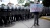 Según el director para las Américas de Human Rights Watch, José Miguel Vivanco, los agentes de inteligencia “no solo están deteniendo y torturando a militares, sino que en algunos casos también van tras sus familiares u otros civiles".
