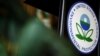 El logo de la Agencia de Protección Ambiental de EE.UU. en el podio de la sede de la agencia en Washington. Julio 11, 2018. Un grupo de refinación demandó a la EPA por la expansión de venta de gasolina con alto contenido de etanol.
