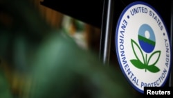 El logo de la Agencia de Protección Ambiental de EE.UU. en el podio de la sede de la agencia en Washington. Julio 11, 2018. Un grupo de refinación demandó a la EPA por la expansión de venta de gasolina con alto contenido de etanol.