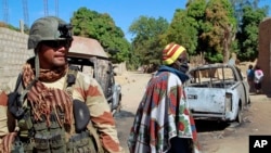 Un soldat français assure la sécurité à la périphérie de Diabaly, à quelques 460kms au nord de la capitale Bamako, Mali, 21 janvier 2013. 