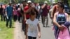 Los niños que no están acompañados por un adulto tienen un estatus especial bajo la ley de Estados Unidos, que les permite presentar sus reclamos a un oficial de asilo de los Servicios de Ciudadanía e Inmigración de EE.UU.