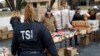Según CNN, que publicó un comunicado de TSA el envío de empleados a la frontera servirá para ayudar a los agentes de inmigración durante una ocupada temporada de verano en los cruces fronterizos.