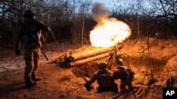 Українські військовослужбовці на позиціях у Бахмуті, 11 січня 2023. (AP Photo/Evgeniy Maloletka)