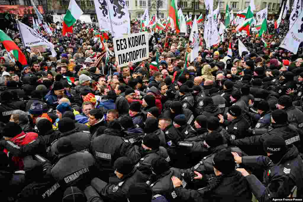 About 2,000 protesters, who don&#39;t wear masks or adhere to social distancing, push against police cordons as they try to enter Bulgaria&#39;s parliament building during a demonstration organized by the nationalist Vazrazhdane political party, which is pushing&nbsp;for the abolition of the COVID-19 health pass in Sofia.