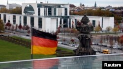 Le drapeau allemand flotte au-dessous du bâtiment de la Chancellerie.