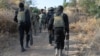  Les forces de l'armée camerounaise patrouillent près du village de Mabass, au nord du Cameroun, le 16 février 2015. (AFP PHOTO / Reinnier KAZE)