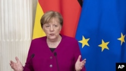 La chancelière allemande Angela Merkel devant la presse à Moscou, en Russie, le samedi 11 janvier 2020. (AP Photo/Pavel Golovkin, Pool)