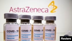 Des flacons de vaccin anti "COVID-19 AstraZenecad' Vaccin pris en photos le 31 octobre 2020. REUTERS / Dado Ruvic / Illustration / Fichier Photo