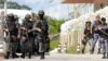 Policías brasileños son vistos afuera de una prisión en el estado de Amazonas en Manaus, donde hubo un enfrentamiento de prisioneros. Mayo 27 de 2019.
