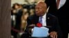 El representante Elijah Cummings (D-MD) llega a una reunión de la bancada demócrata en la Cámara de Representantes para elegir líderes para el 116º Congreso en el Capitolio, en Washington. Noviembre 28 de 2018.