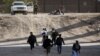 Se ve a los migrantes después de cruzar ilegalmente a Estados Unidos para entregarse y solicitar asilo en El Paso, Texas.