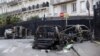 Autos incendiados en una calle de París, el 2 de diciembre de 2018, un día después de violentas protestas contra el alza de combustibles y el costo de vida.