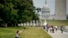 Vizitorët përgjatë Shëtitores Kombëtare, në Uashington DC (25 maj 2020)
