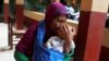 Una mujer sostiene a un niño en un refugio en Cigeulis, después de un tsunami en la provincia de Banten, Indonesia, el 25 de diciembre de 2018.