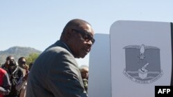 Le président du Malawi, Arthur Peter Mutharika dans un isoloir au bureau de vote de l'école primaire de son village natal, Goliathi, dans le district de Thyolo, au sud du Malawi, lors des élections tripartites du 21 mai 2019. (Photo AMOS GUMULIRA / AFP)
