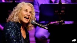 ARCHIVO- La cantautora Carole King durante un tributo en su honor en la Biblioteca del Congreso de EE.UU. por haber recibido el Gershwin Prize for Popular Song. Washington, DC. 21/5/13. AP Foto/Alex Brandon.