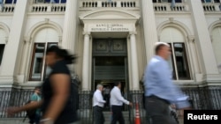 Peatones pasan frente al Banco Central de Argentina, en el distrito financiero de Buenos Aires. Enero 8 de 2018.