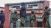 Les forces de l'ordre stationnées devant le quartier général de la Plateforme d'unité nationale, principal parti d'opposition ougandais.