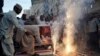Habitantes de Karachi, Pakistán, celebran con juegos artificiales el derribo de aviones caza indios el 27 de febrero del 2019. 