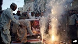 Habitantes de Karachi, Pakistán, celebran con juegos artificiales el derribo de aviones caza indios el 27 de febrero del 2019. 