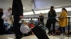 Les voyageurs traversent la zone d'embarquement pendant la ruée vers les vacances de Thanksgiving à la gare de Penn Station à New York, le 27 novembre 2019.