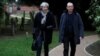 La primera ministra de Reino Unido, Teresa May y su esposo Phillip salen de la iglesia en Sonning, Gran Bretaña, el seis de enero del 2019