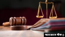 টাকা আত্মসাতের মামলায় বাবুল চিশতী ও ছেলে রাশেদুল হক চিশতীকে ১২ বছরের সশ্রম কারাদণ্ড দিয়ে রায় দিয়েছে বাংলাদেশের একটি আদালত। প্রতীকী ছবি।