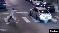 Une photo montrant le djihadiste présumé en train de s'approcher de la voiture du policier peu avant minute, jeudi 7 janvier 2016, à Philadelphie, aux Etats-Unis. 